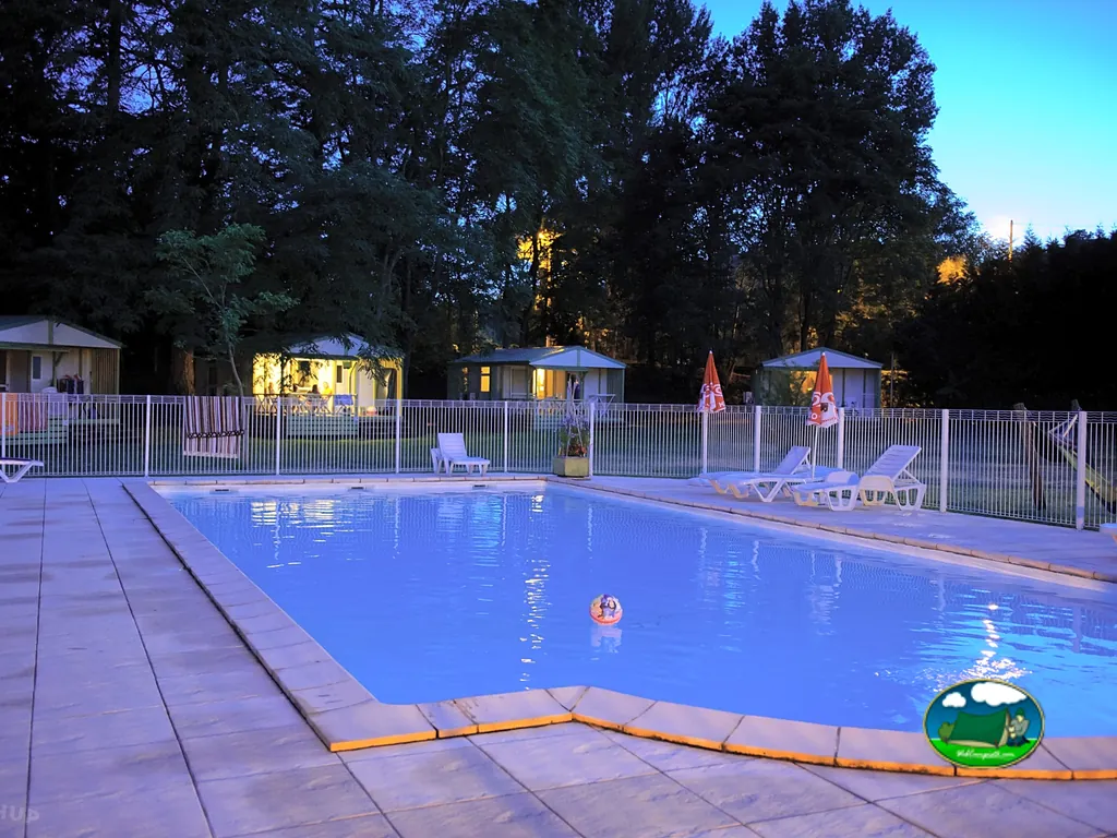 Piscina iluminada de noche