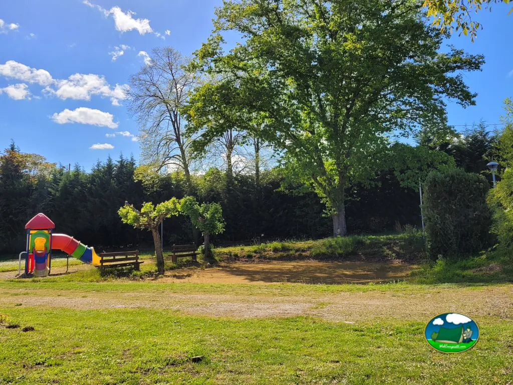 pradera con juegos infantiles