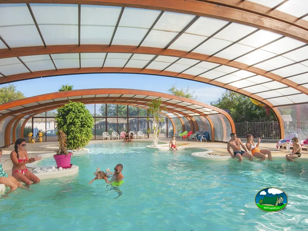 Piscina cubierta con familias