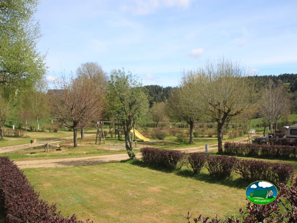 parque infantil con tobogán y columpios