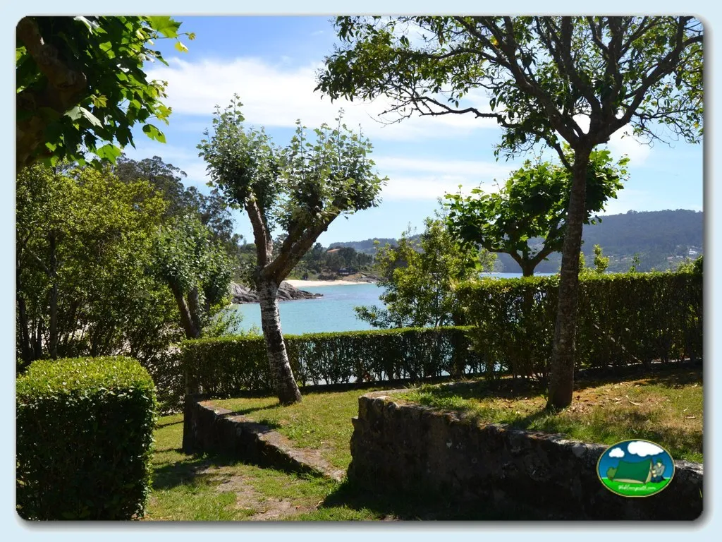 Parcela junto al mar con vistas a playa del Camping Francon, Cangas do Morrazo (Pontevedra)