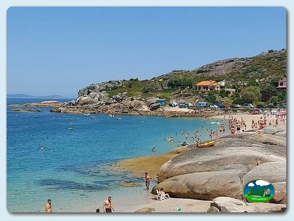 Playa junto al mar con bungalow en primera línea del Camping Francon, Cangas do Morrazo (Pontevedra)