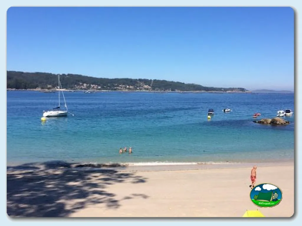 Playa junto al mar con vistas a la bahía del Camping Francon, Cangas do Morrazo (Pontevedra)