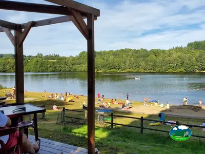 familias junto al lago