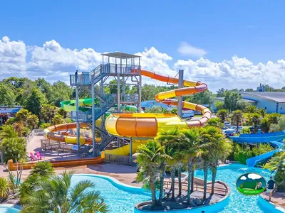 Parque acuático con toboganes
