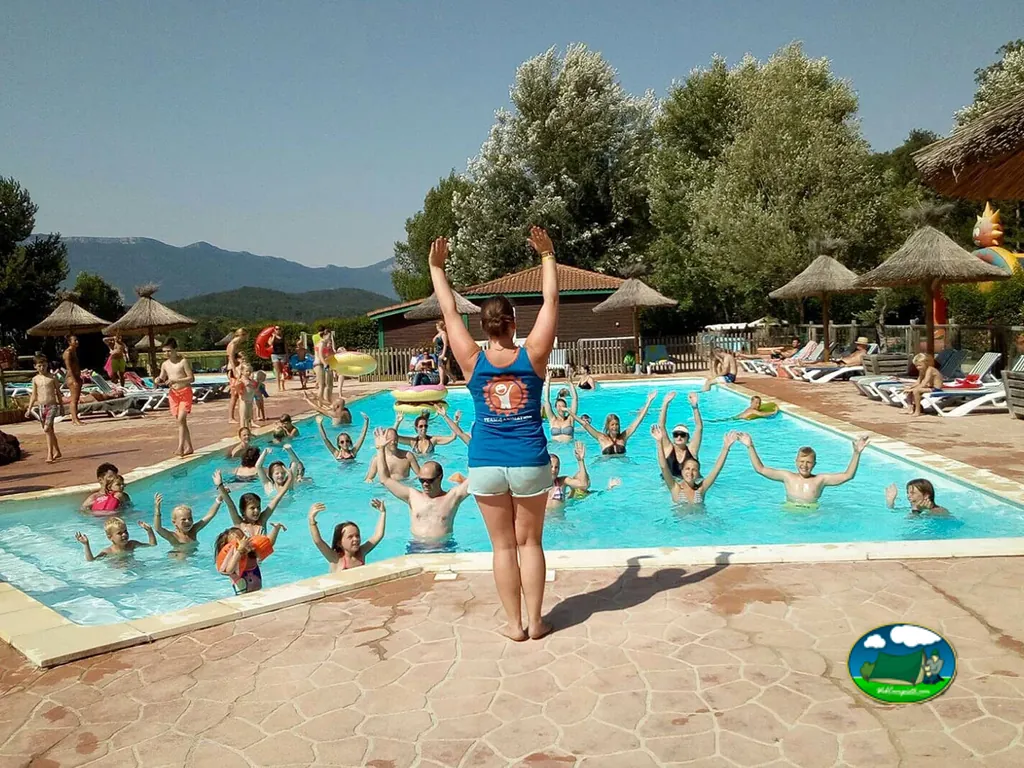 clase de aquagym en piscina