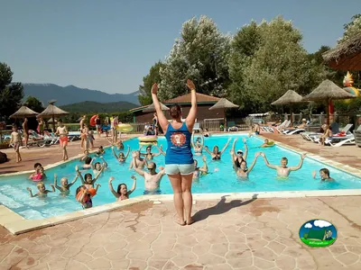 clase de aquagym en piscina