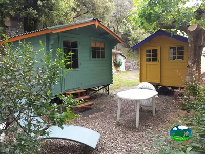 cabañas coloridas de madera