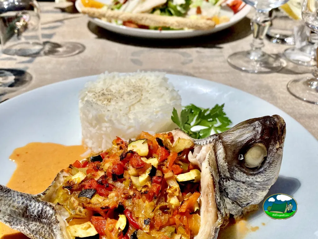Pescado asado con verduras