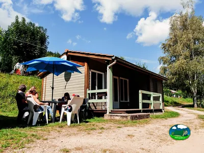familia frente a cabaña