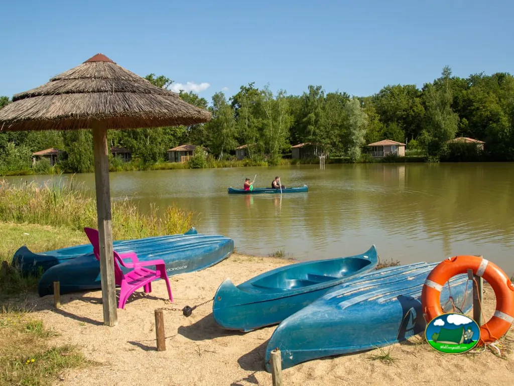 canoas en el lago