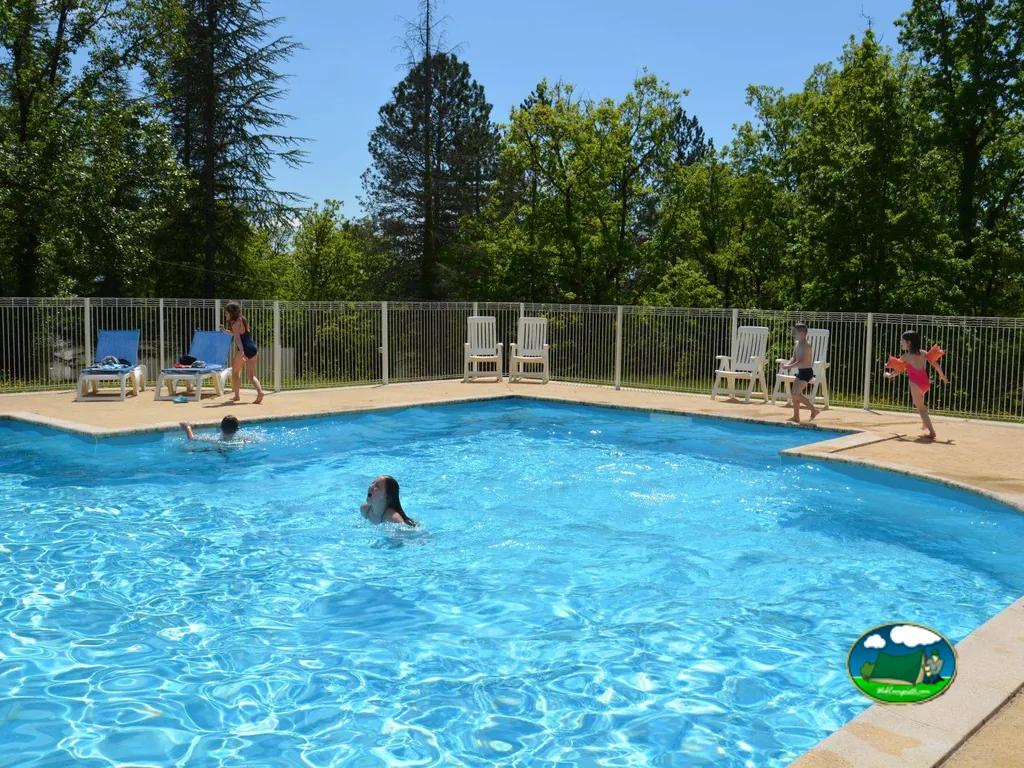 Piscina exterior con bañistas