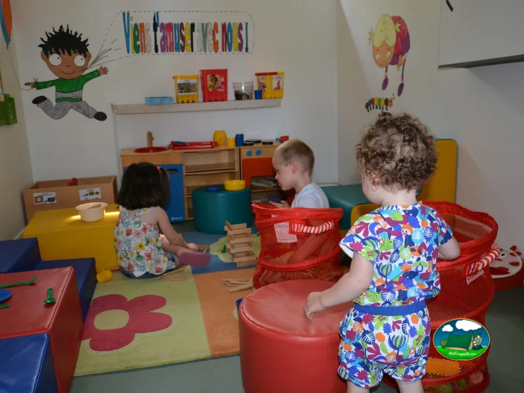 niños en sala de juegos