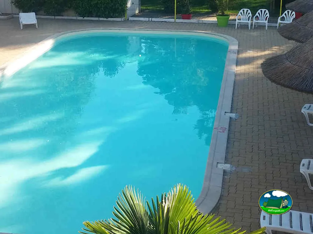 piscina exterior soleada