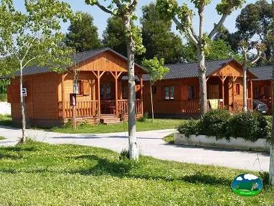 Bungalow de madera con terraza y vistas al bosque del Camping Playa America, Nigran (Pontevedra)