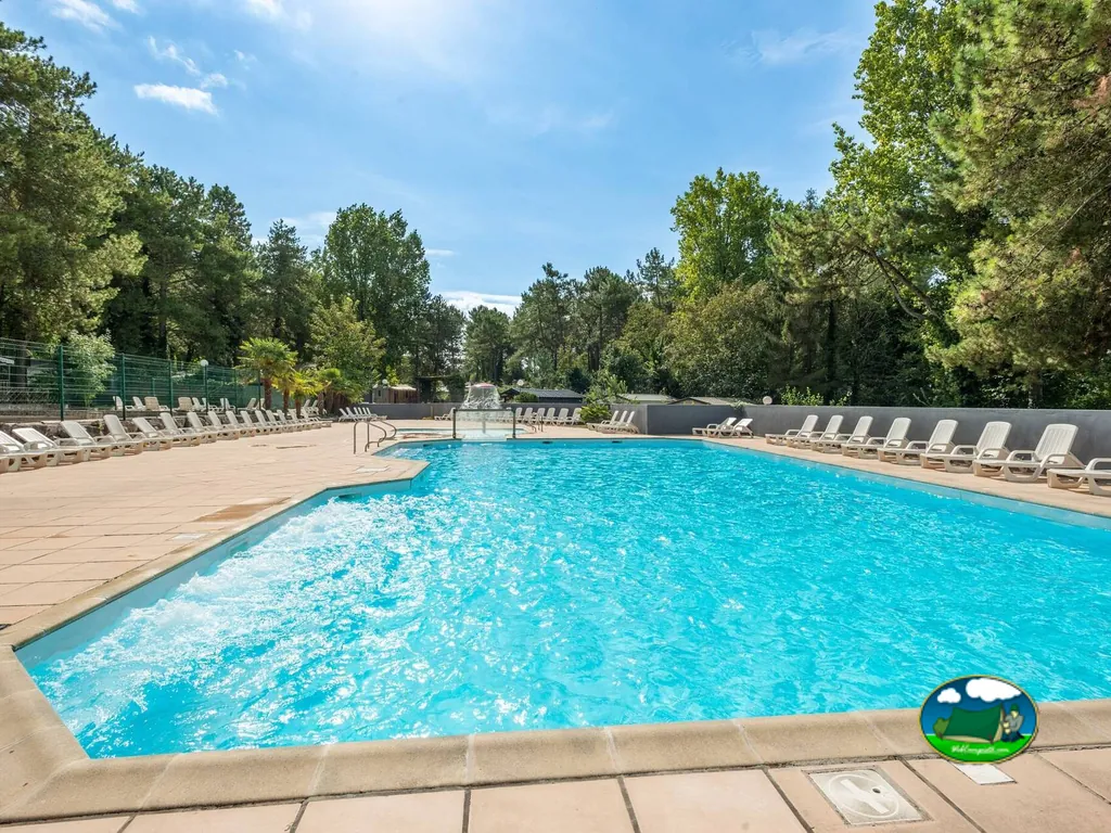 Piscina exterior con solárium de Camping La Dune Blanche, Camiers