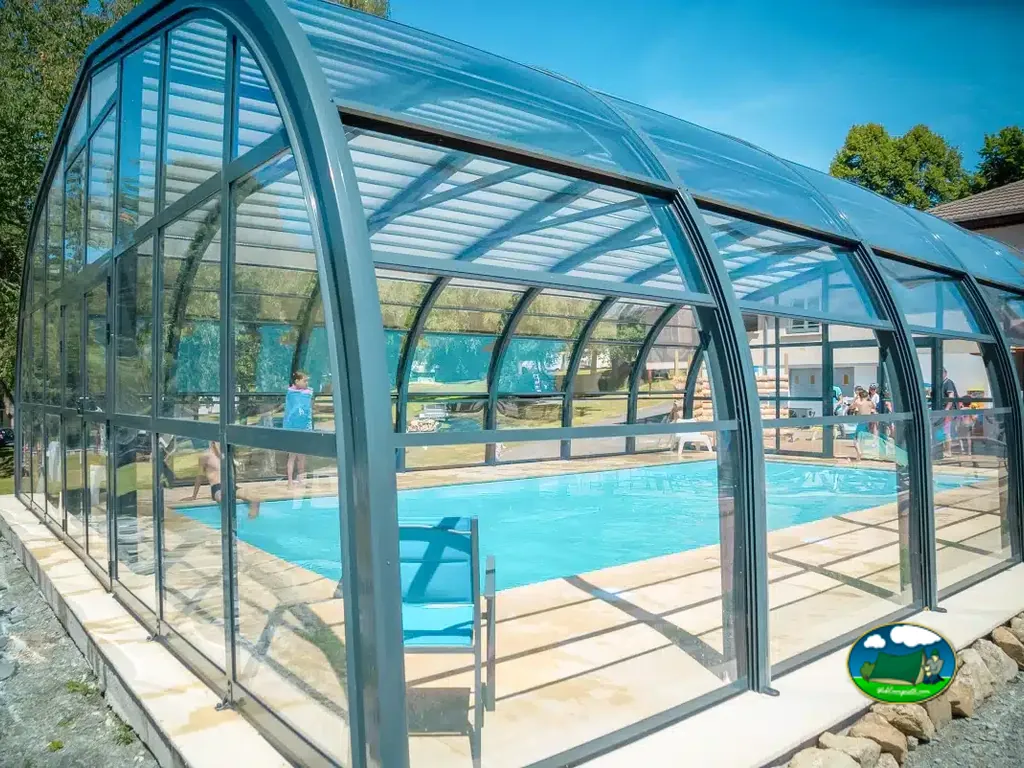 Piscina cubierta luminosa