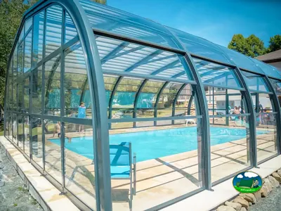 Piscina cubierta luminosa