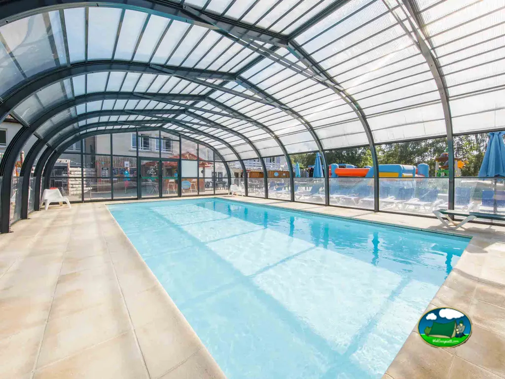 piscina cubierta con tobogán inflable