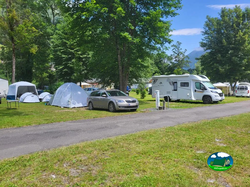 tiendas junto a autocaravana