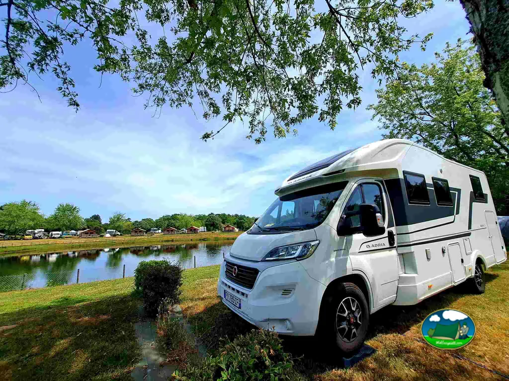 autocaravana junto al lago