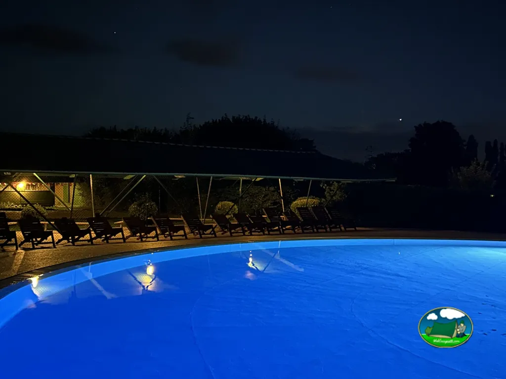 piscina iluminada de noche