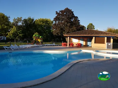 Piscina exterior al atardecer