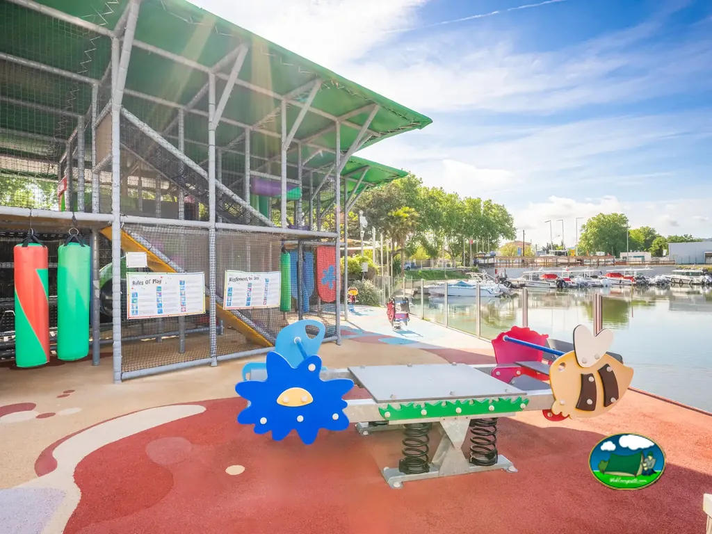 juegos infantiles junto al agua