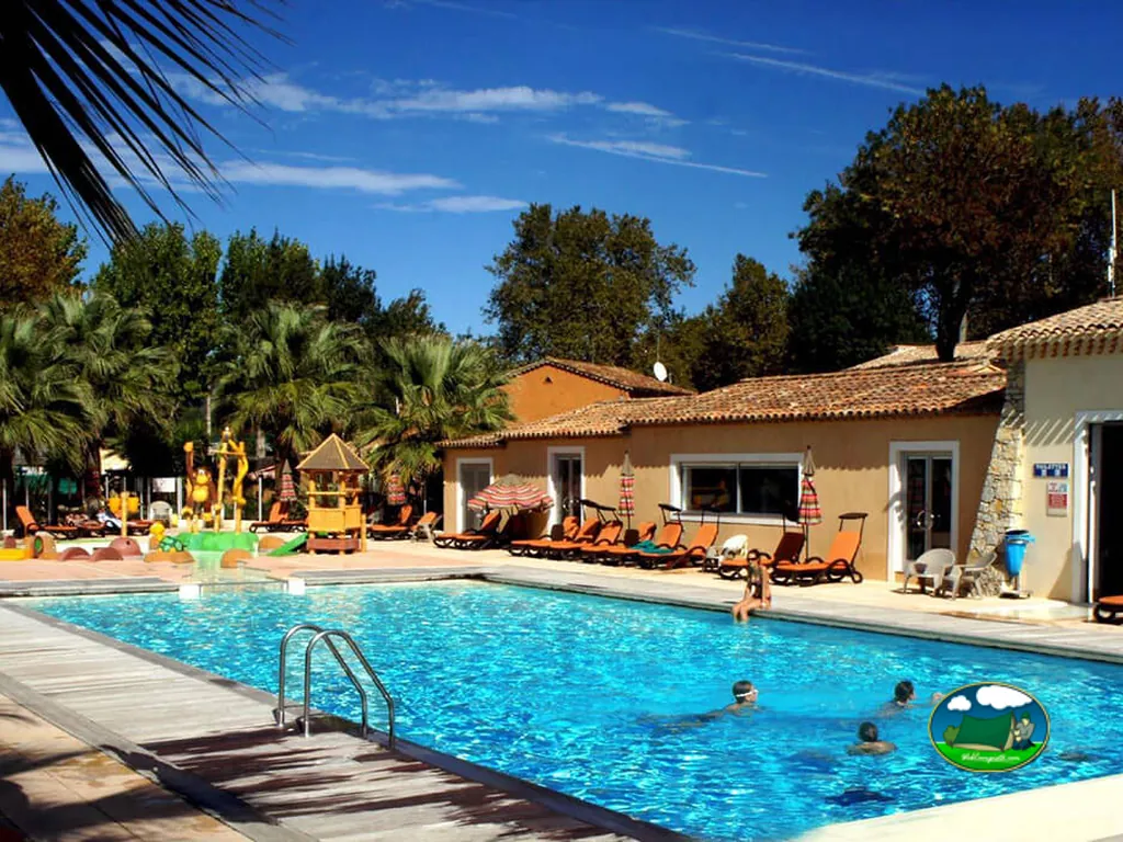 piscina junto a edificio