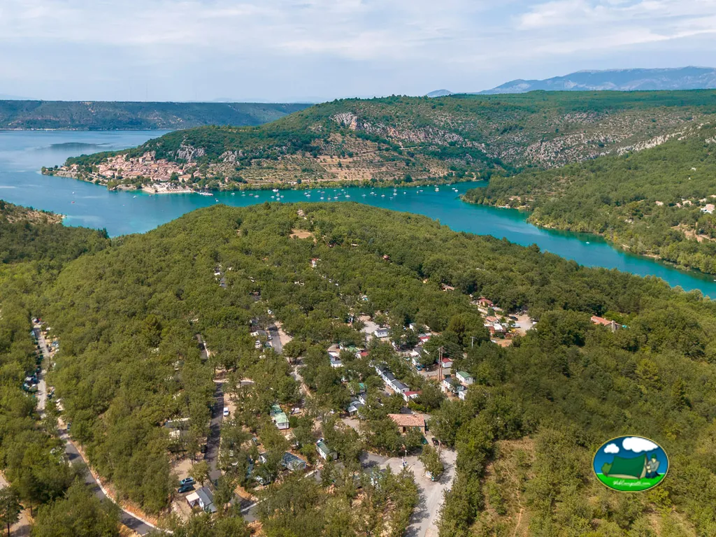 Recinto entre lago y cañón