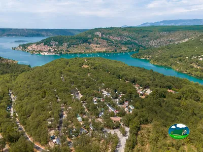 Recinto entre lago y cañón