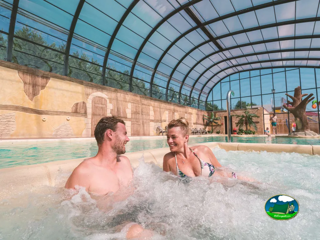 Pareja en piscina cubierta