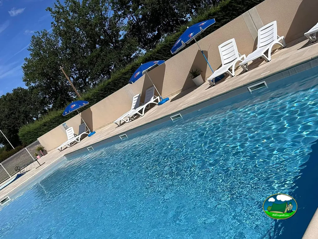piscina con tumbonas y sombrillas