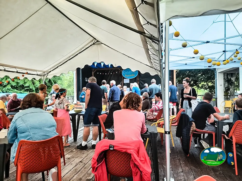 Terraza llena de comensales