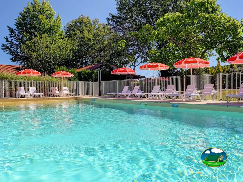 piscina con sombrillas rojas