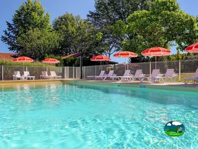 piscina con sombrillas rojas