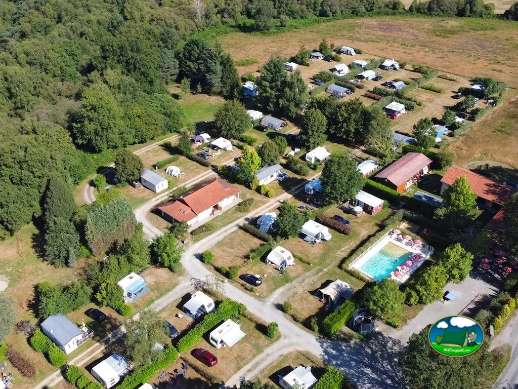 vista aérea del recinto con piscina