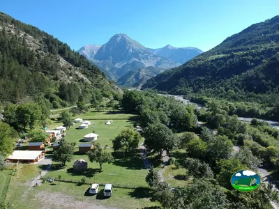 valle montañoso con parcelas