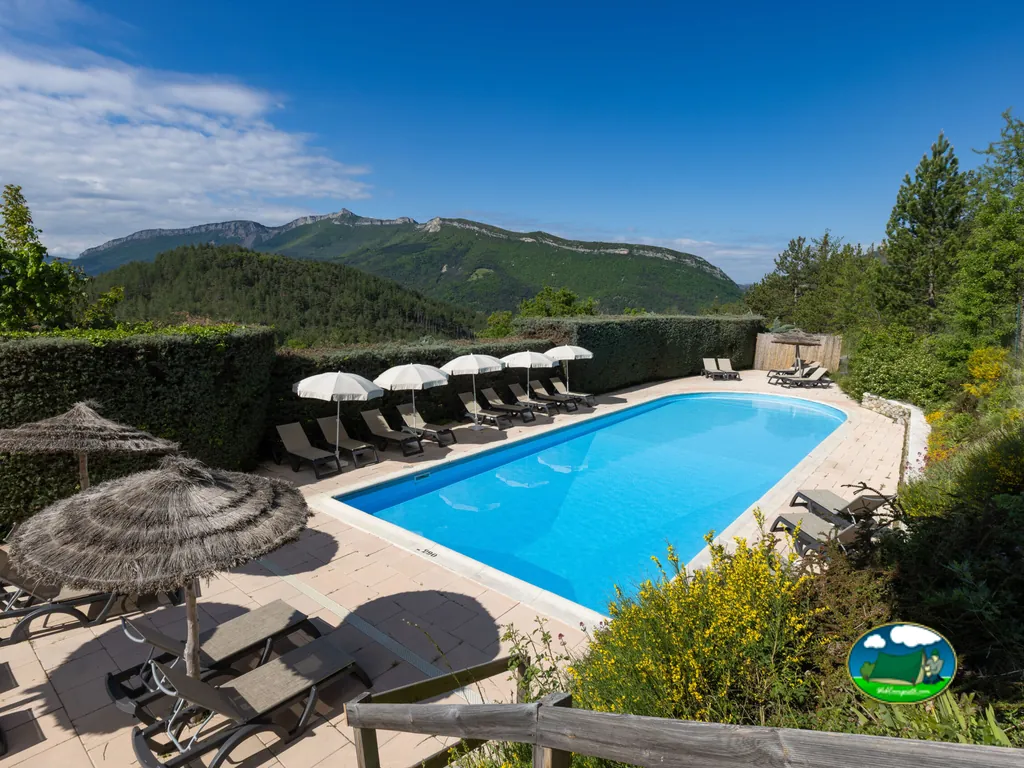 piscina con vistas a montañas