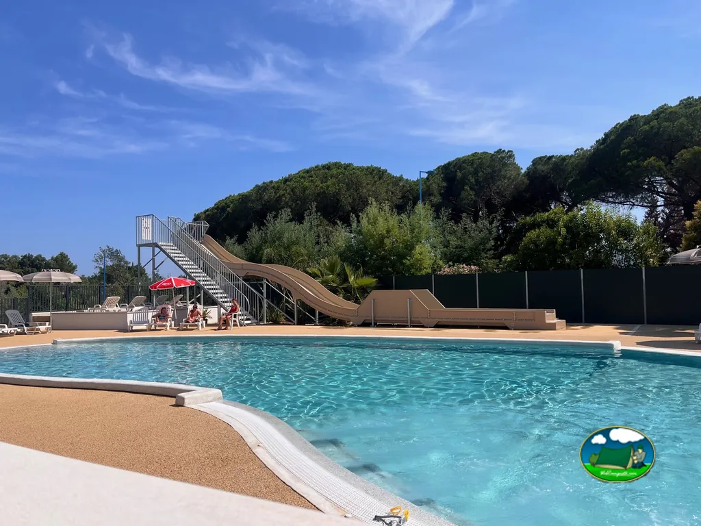 piscina con tobogán