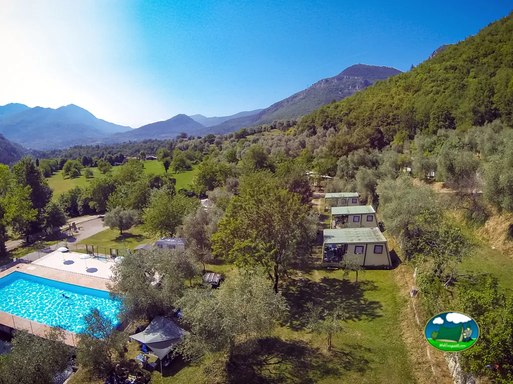 piscina con vistas montañosas