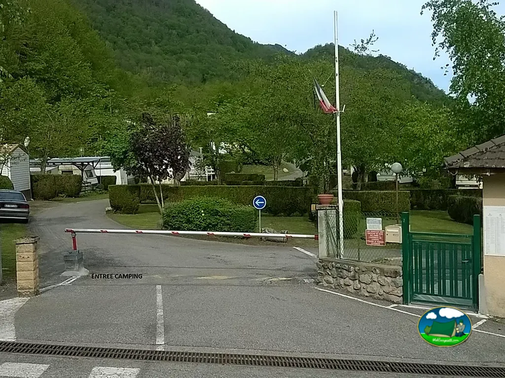 Entrada entre montañas