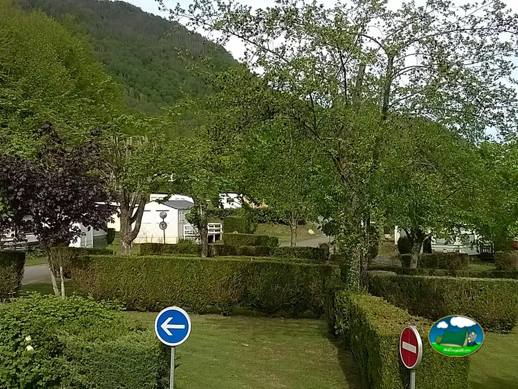 parcelas entre setos y montaña