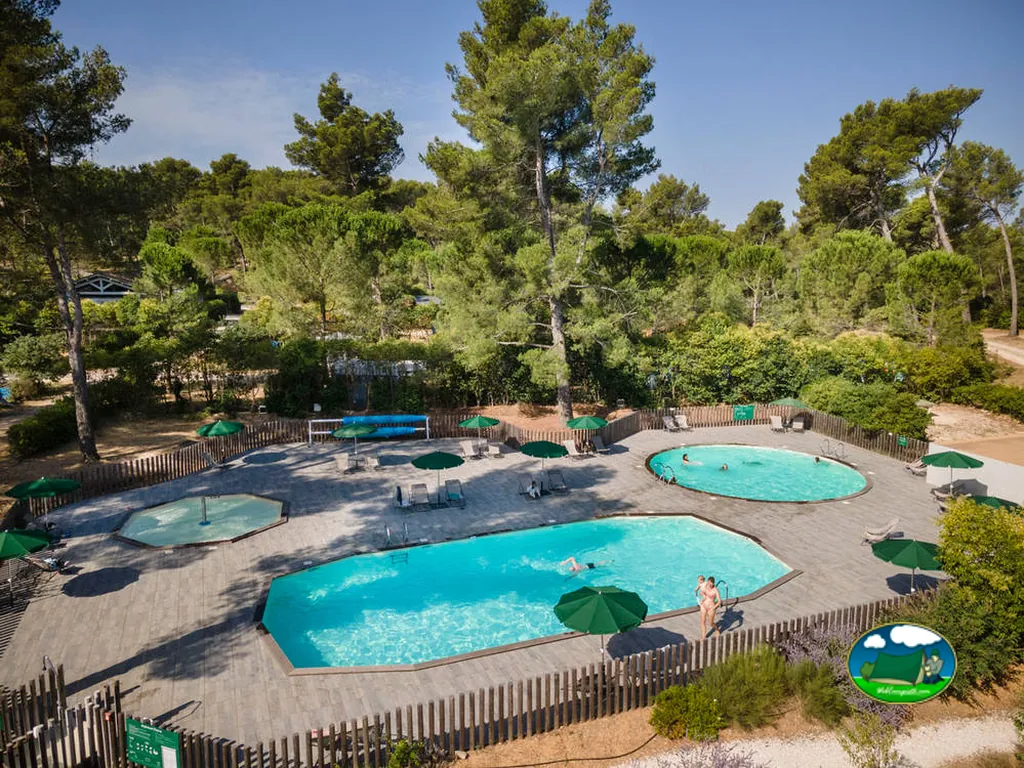 piscinas entre árboles