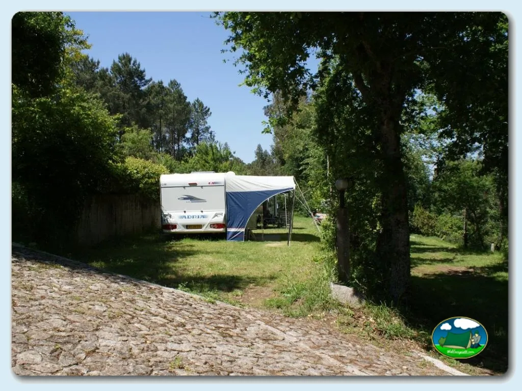 Mobil-home en parcela arbolada del Camping Convívio, Candemil (Viana Do Castelo)