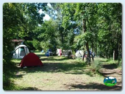 Parcela con tienda de acampada entre árboles del Camping Convívio, Candemil (Viana Do Castelo)
