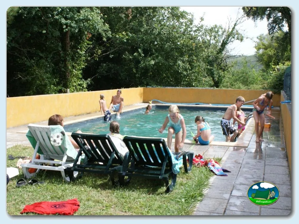 Piscina infantil con niños y hamacas del Camping Convívio, Candemil (Viana Do Castelo)