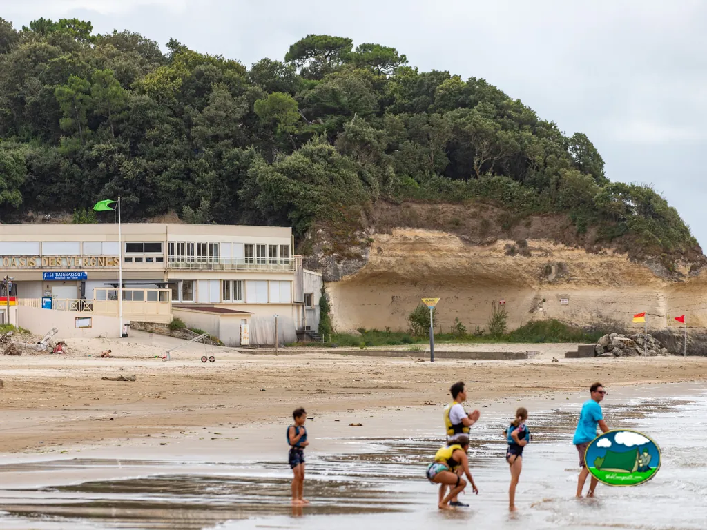 familia en la orilla del mar