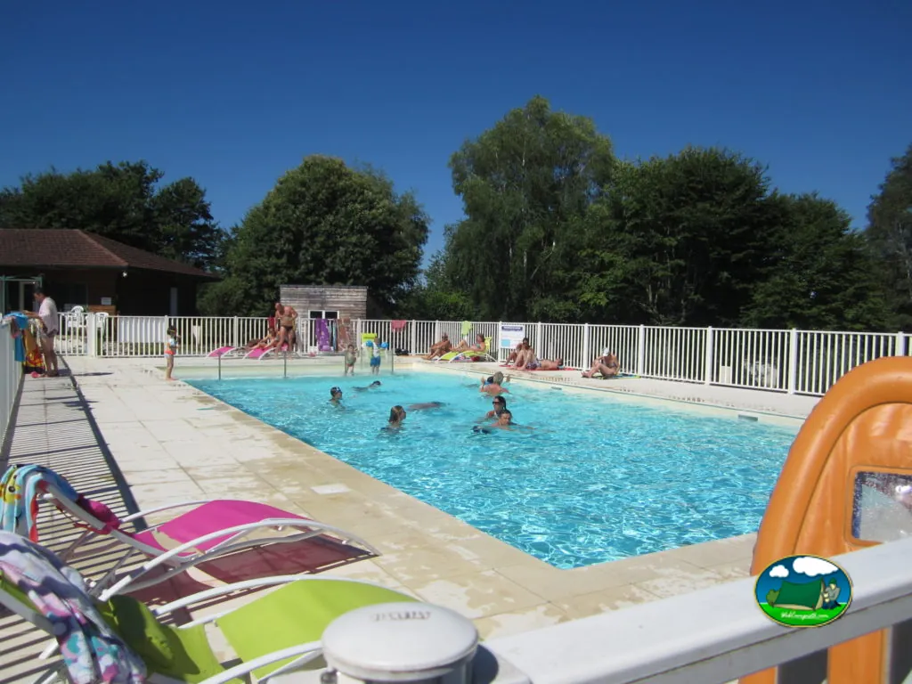 familia en la piscina