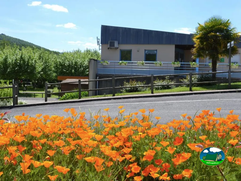 flores frente a edificio